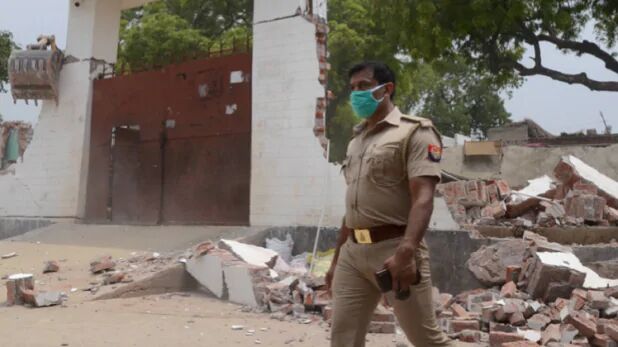 विकास दुबे ने दीवार में चुनवाकर रखा था असलहा और बारूद, घर में मिला बंकर जहाँ मिले इतने हथियार विकास दुबे ने दीवार में चुनवाकर रखा था असलहा और बारूद, घर में मिला बंकर जहाँ मिले इतने हथियार