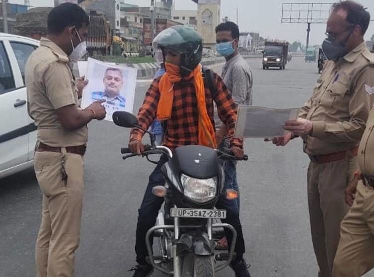 कानपुर शूटआउट: 100 घंटे बाद भी विकास दुबे का सुराग नहीं, चौबेपुर थाने में 10 कॉन्स्टेबल का तबादला कानपुर शूटआउट: 100 घंटे बाद भी विकास दुबे का सुराग नहीं, चौबेपुर थाने में 10 कॉन्स्टेबल का तबादला