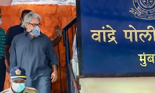 सुशांत सुसाइड केस : मुंबई पुलिस ने संजय लीला भंसाली से करीब 3 घंटे की पूछताछ, पूछे ये 30 सवाल? सुशांत सुसाइड केस : मुंबई पुलिस ने संजय लीला भंसाली से करीब 3 घंटे की पूछताछ, पूछे ये 30 सवाल?