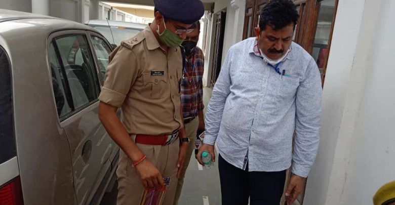 गाजियाबाद में अवैध रूप से संचालित पटाखे फैक्ट्रियों पर छापेमारी, करोड़ों की बारूद बरामद गाजियाबाद में अवैध रूप से संचालित पटाखे फैक्ट्रियों पर छापेमारी, करोड़ों की बारूद बरामद