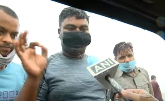 गैंगस्टर विकास दुबे के एनकाउंटर वाली जगह के पास से गुजर रहे लोगों ने सुनाई कहानी, बोले- अचानक गोलियां... गैंगस्टर विकास दुबे के एनकाउंटर वाली जगह के पास से गुजर रहे लोगों ने सुनाई कहानी, बोले- अचानक गोलियां...