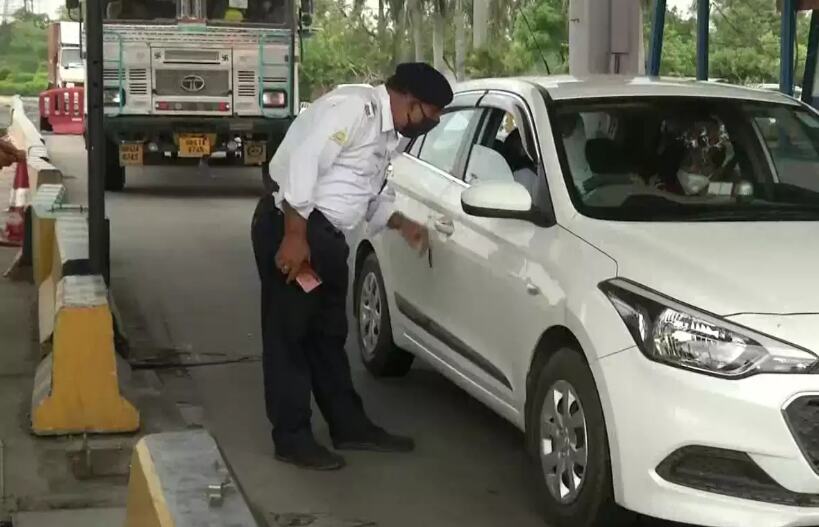 लॉकडाउन के बाद नोएडा-दिल्ली बॉर्डर पर सख्ती, सीमा पार करने वाले वाहनों की सघन चेकिंग लॉकडाउन के बाद नोएडा-दिल्ली बॉर्डर पर सख्ती, सीमा पार करने वाले वाहनों की सघन चेकिंग