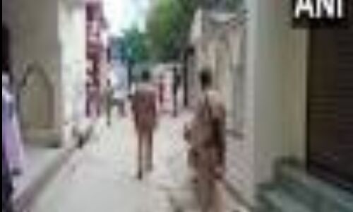 नोएडा : कमरे के अंदर पड़ी थी पति-पत्नी की लाश, शवों के पास रोती मिली बच्ची नोएडा : कमरे के अंदर पड़ी थी पति-पत्नी की लाश, शवों के पास रोती मिली बच्ची