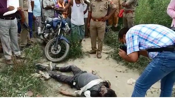 नोएडा में घर से खेत पर गये युवक का मिला शव, मचा इलाके में हडकम्प नोएडा में घर से खेत पर गये युवक का मिला शव, मचा इलाके में हडकम्प