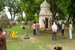 यूपी के कानपुर देहात में मंदिर में जब घुसे सोमवार को श्रद्धालु, तो लडकी लाश लटकती देख उड़ गये होश! यूपी के कानपुर देहात में मंदिर में जब घुसे सोमवार को श्रद्धालु, तो लडकी लाश लटकती देख उड़ गये होश!