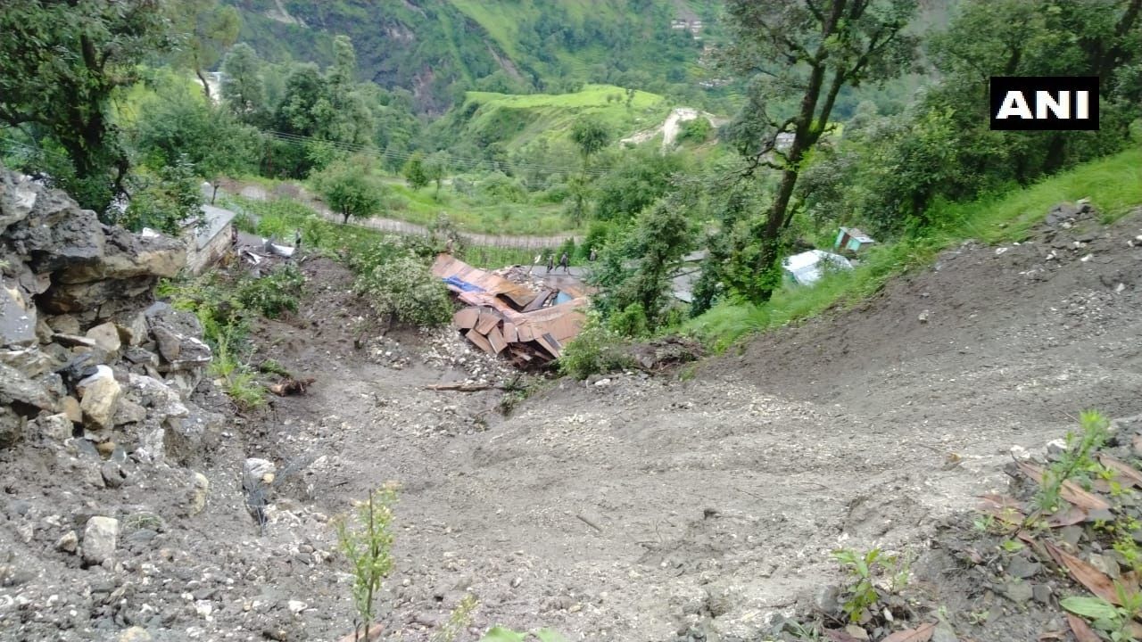 उत्तराखंड में बड़ा हादसा, पिथौरागढ़ में बादल फटने से 3 लोगों की मौत, 8 लापता उत्तराखंड में बड़ा हादसा, पिथौरागढ़ में बादल फटने से 3 लोगों की मौत, 8 लापता