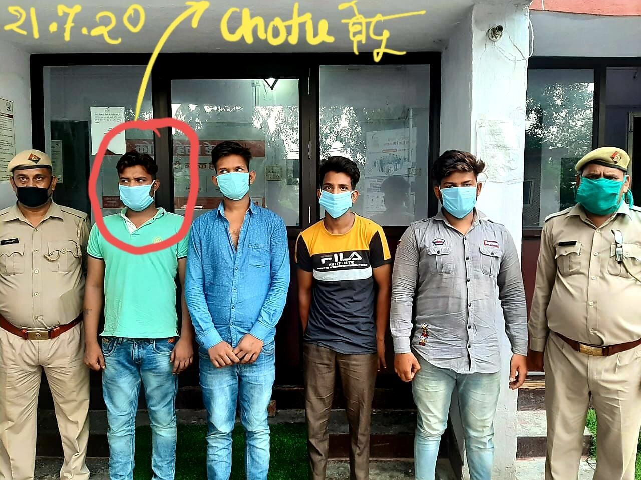 पत्रकार विक्रम जोशी की हत्या का मुख्य आरोपी शाहनूर हुआ गिरफ्तार, आरोपी से गोली मारने वाला तमंचा भी हुआ बरामद पत्रकार विक्रम जोशी की हत्या का मुख्य आरोपी शाहनूर हुआ गिरफ्तार, आरोपी से गोली मारने वाला तमंचा भी हुआ बरामद