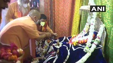 रामलला के दर्शन करने पहुंचे CM योगी, भरत, शत्रुघ्न और लक्ष्मण जी को नए आसन पर किया विराजमान रामलला के दर्शन करने पहुंचे CM योगी, भरत, शत्रुघ्न और लक्ष्मण जी को नए आसन पर किया विराजमान