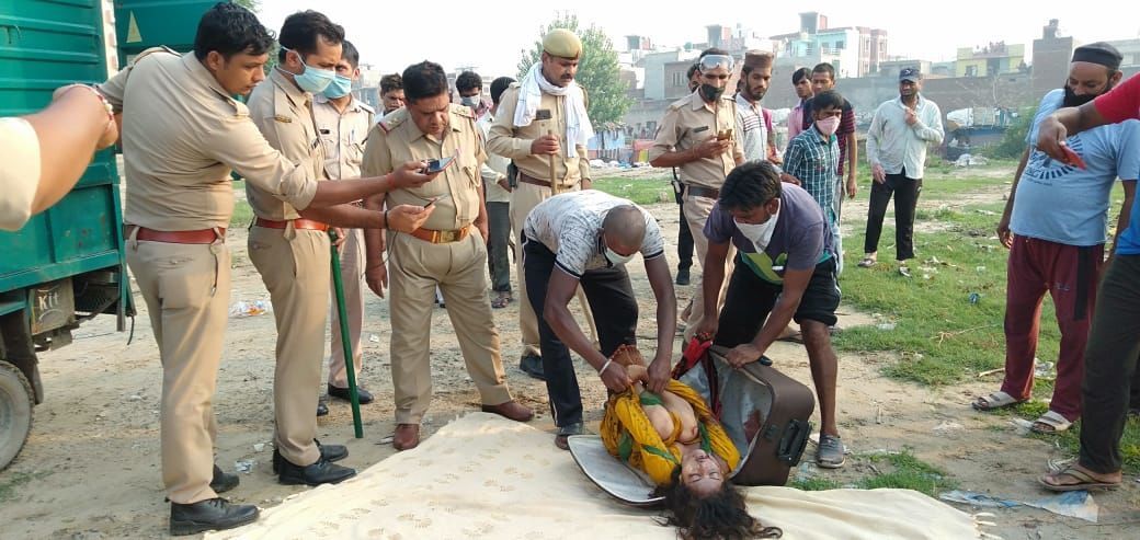 गाजियाबाद: सूटकेस में मिली महिला की लाश की हुई शिनाख्त, ससुराल वालों पर मारने का शक गाजियाबाद: सूटकेस में मिली महिला की लाश की हुई शिनाख्त, ससुराल वालों पर मारने का शक
