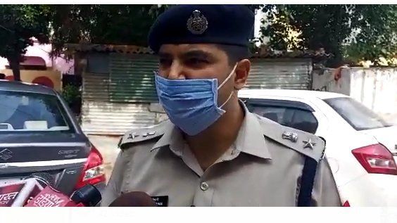 गाजियाबाद में कविनगर में 8 महीने के बच्चे को गन पॉइंट पर लेकर की लूटपाट गाजियाबाद में कविनगर में 8 महीने के बच्चे को गन पॉइंट पर लेकर की लूटपाट