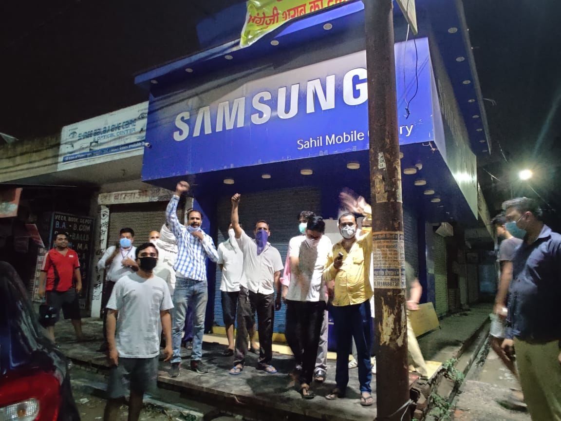 गाजियाबाद: सेक्टर 9 मे शराब का ठेका खोलने का लोगों ने किया विरोध गाजियाबाद: सेक्टर 9 मे शराब का ठेका खोलने का लोगों ने किया विरोध