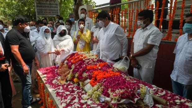 राज्यसभा सांसद अमर सिंह पंचतत्व में हुए विलीन, बेटियों मुखाग्नि देकर फफक फफक कर रो पड़ीं! राज्यसभा सांसद अमर सिंह पंचतत्व में हुए विलीन, बेटियों मुखाग्नि देकर फफक फफक कर रो पड़ीं!