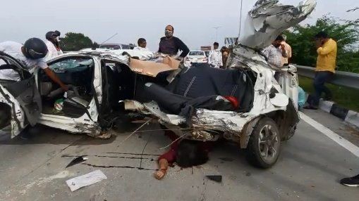 नोएडा में भीषण हादसा, ट्रक की टक्कर से कार के उड़े परखच्चे, दो की मौत दो घायल, मृतिका राखी बांधकर वापस अपने घर आ रही थी नोएडा में भीषण हादसा, ट्रक की टक्कर से कार के उड़े परखच्चे, दो की मौत दो घायल, मृतिका राखी बांधकर वापस अपने घर आ रही थी