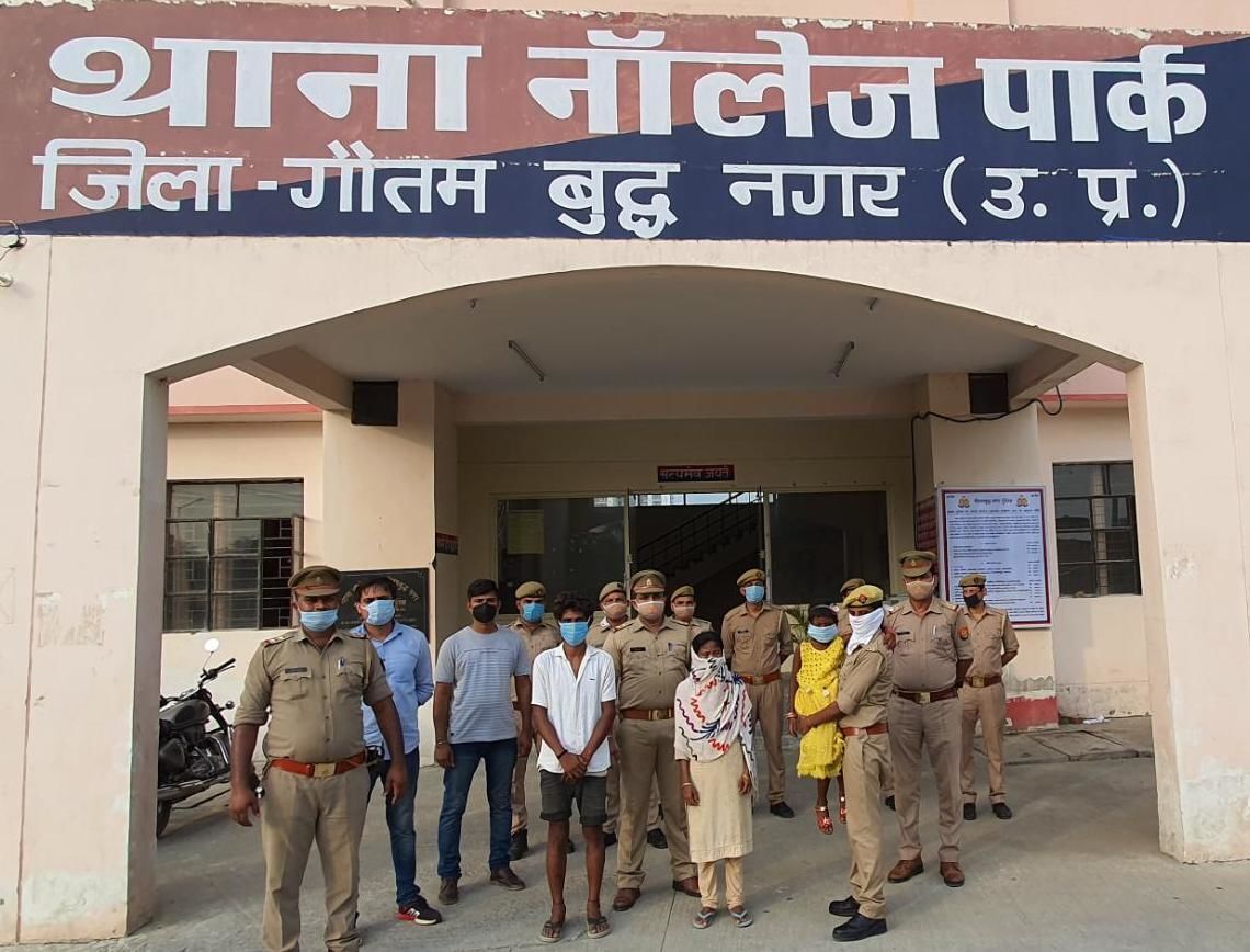 मात्र ढ़ाई घंटे में गुमशुदा बच्ची को ढूढ़कर थाना नॉलिज पार्क पुलिस ने किया सराहनीय कार्य मात्र ढ़ाई घंटे में गुमशुदा बच्ची को ढूढ़कर थाना नॉलिज पार्क पुलिस ने किया सराहनीय कार्य