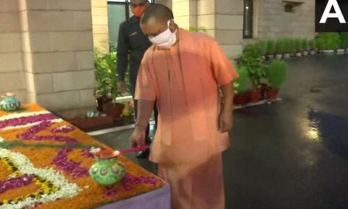 राम मंदिर भूमि पूजन: सीएम आवास में दीपोत्सव, योगी ने दीये जलाकर और पटाखे चलाकर मनाई खुशी राम मंदिर भूमि पूजन: सीएम आवास में दीपोत्सव, योगी ने दीये जलाकर और पटाखे चलाकर मनाई खुशी