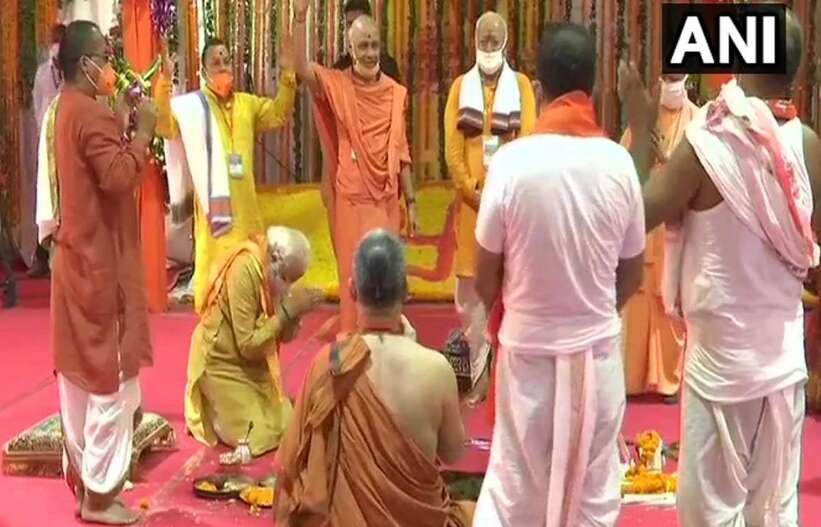 राम मंदिर भूमि पूजन LIVE: प्रधानमंत्री नरेंद्र मोदी ने रखी राम मंदिर की शिला, देखिये- ऐतिहासिक तस्वीरें राम मंदिर भूमि पूजन LIVE: प्रधानमंत्री नरेंद्र मोदी ने रखी राम मंदिर की शिला, देखिये- ऐतिहासिक तस्वीरें