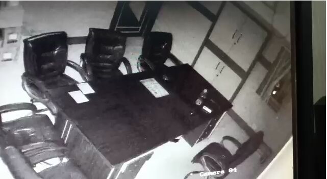 नोएडा में बेखौफ बदमाश कंपनी से लाखों का कैश लेकर फरार, CCTV में कैद हुई घटना नोएडा में बेखौफ बदमाश कंपनी से लाखों का कैश लेकर फरार, CCTV में कैद हुई घटना