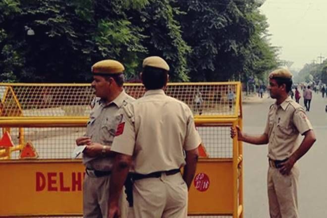सरेआम युवती को प्राइवेट पार्ट दिखाने वाला दिल्ली पुलिस का दरोगा निकला सरेआम युवती को प्राइवेट पार्ट दिखाने वाला दिल्ली पुलिस का दरोगा निकला