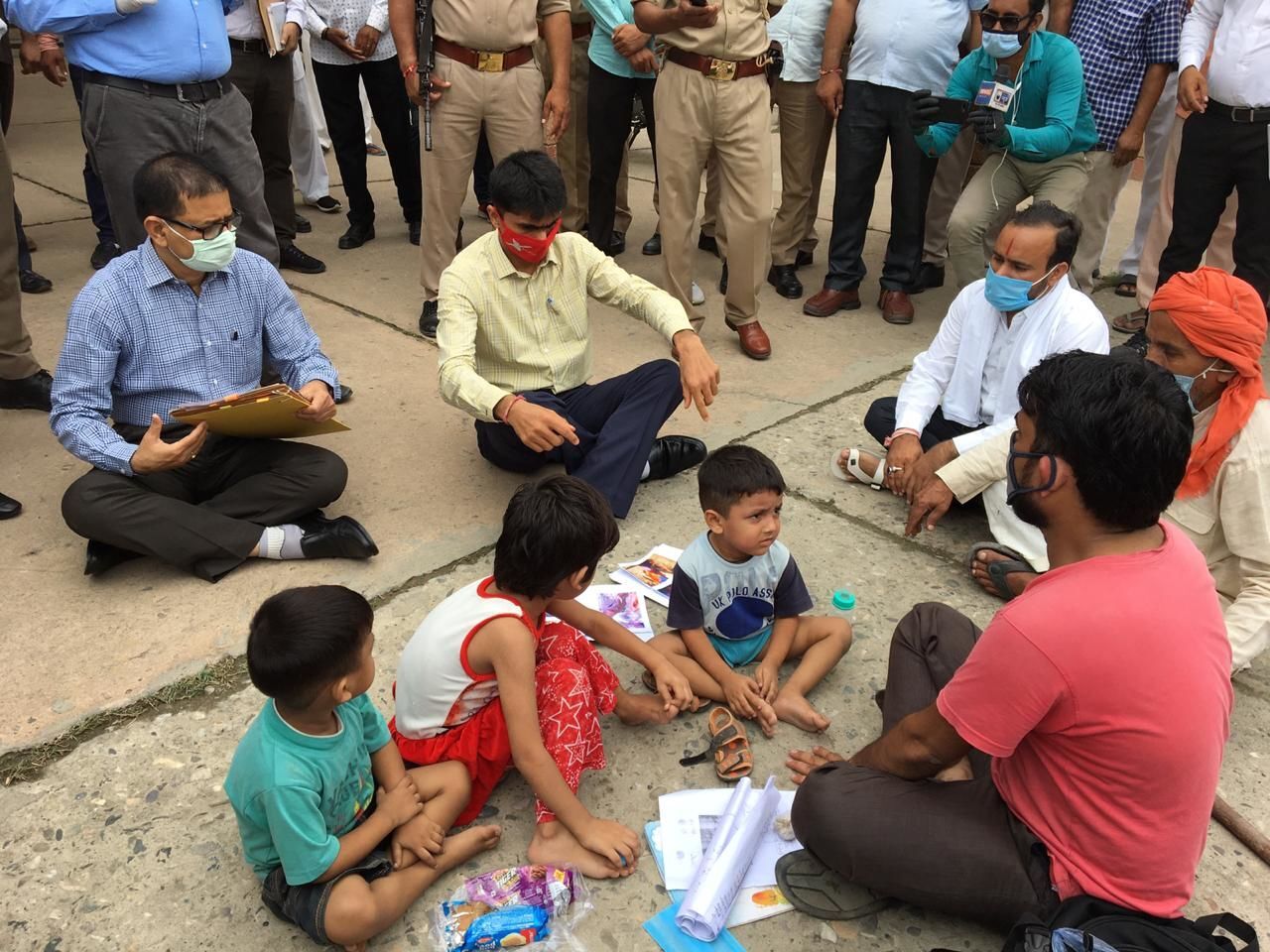 नोएडा में हाईवोल्टेज ड्रामा, जब डीएम और सीडीओ को जमीन पर ही बैठकर सुननी पड़ी बात नोएडा में हाईवोल्टेज ड्रामा, जब डीएम और सीडीओ को जमीन पर ही बैठकर सुननी पड़ी बात