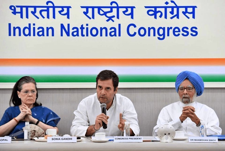 कांग्रेस में दो फाड़, कार्यसमिति की बैठक में एक तरफ गांधी तो दूसरी तरफ बागी कांग्रेस में दो फाड़, कार्यसमिति की बैठक में एक तरफ गांधी तो दूसरी तरफ बागी