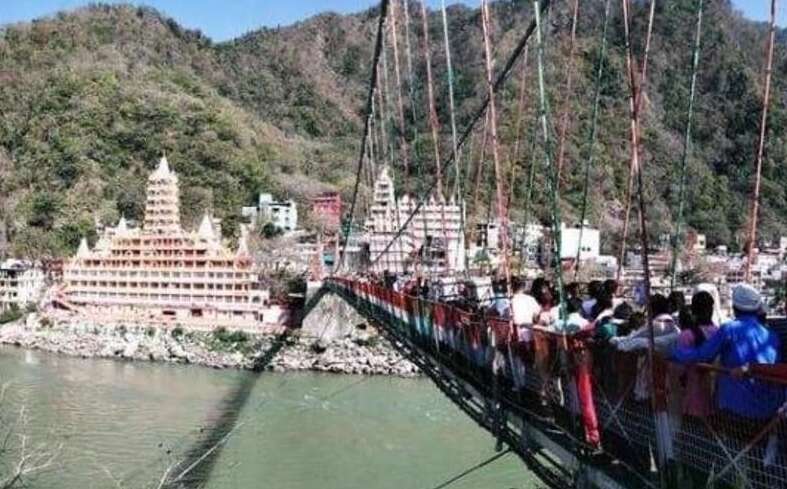 ऋषिकेश में लक्ष्मण झूले पर विदेशी महिला ने शूट किया न्यूड वीडियो, हुई गिरफ्तार ऋषिकेश में लक्ष्मण झूले पर विदेशी महिला ने शूट किया न्यूड वीडियो, हुई गिरफ्तार