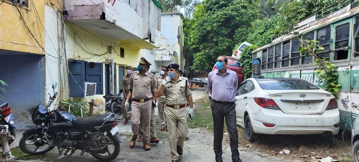 जब डीएम और एसएसपी अचानक जा पहुचें थाना मुरादनगर, तो फिर ... जब डीएम और एसएसपी अचानक जा पहुचें थाना मुरादनगर, तो फिर ...