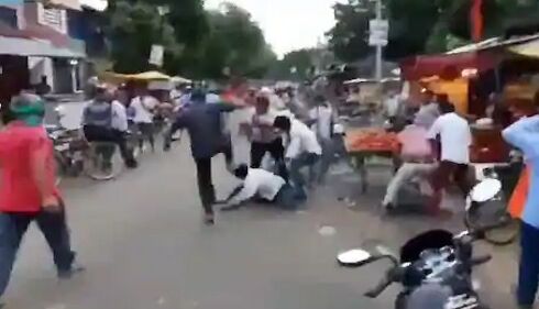 UP : बीच चौराहे प्रधान पति और बेटे की लाठी-डंडों से पिटाई, पुलिसकर्मी को भी नहीं बख्शा UP : बीच चौराहे प्रधान पति और बेटे की लाठी-डंडों से पिटाई, पुलिसकर्मी को भी नहीं बख्शा