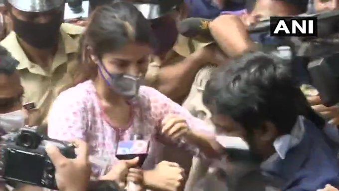 NCB ऑफिस पहुंचीं रिया चक्रवर्ती, वकील बोले-गिरफ्तारी के लिए तैयार है वह NCB ऑफिस पहुंचीं रिया चक्रवर्ती, वकील बोले-गिरफ्तारी के लिए तैयार है वह