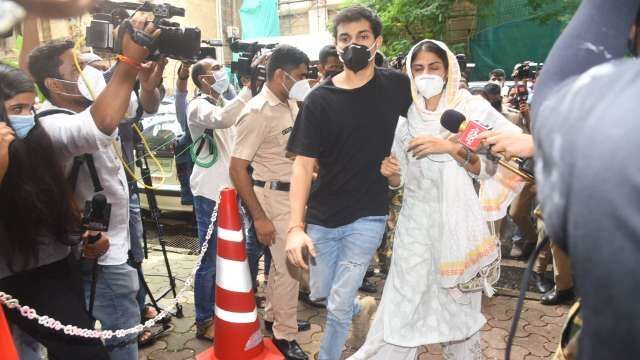 NCB की पूछताछ में रिया ने खोले बड़े राज, कबूला- सुशांत के लिए शोविक से मंगवाती थीं ड्रग! NCB की पूछताछ में रिया ने खोले बड़े राज, कबूला- सुशांत के लिए शोविक से मंगवाती थीं ड्रग!