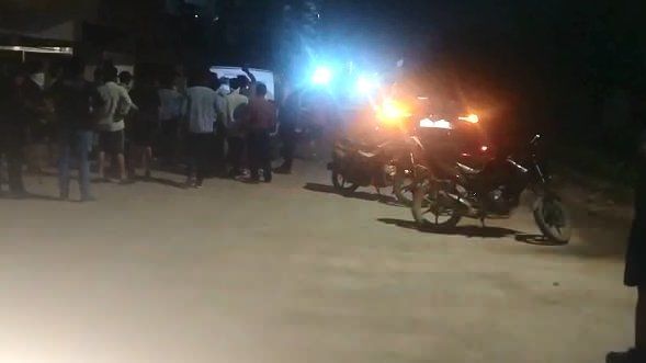 नोएडा की अजनारा सोसाइटी में चली गोली, एक की मौत एक घायल नोएडा की अजनारा सोसाइटी में चली गोली, एक की मौत एक घायल