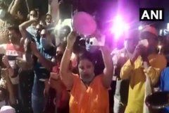 गाजियाबाद में DM ऑफिस के बाहर भूख हड़ताल पर बैठे अभिभावकों ने थाली बजाकर किया विरोध गाजियाबाद में DM ऑफिस के बाहर भूख हड़ताल पर बैठे अभिभावकों ने थाली बजाकर किया विरोध