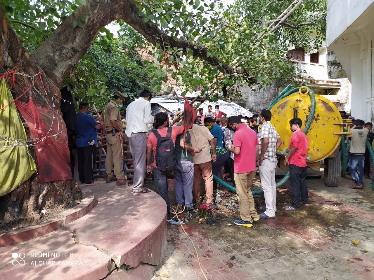 गोंडा में बड़ा हादसा : कुंए में गिरे बछड़े को बचाने उतरे पांच लोगों की मौत, मचा हड़कंप गोंडा में बड़ा हादसा : कुंए में गिरे बछड़े को बचाने उतरे पांच लोगों की मौत, मचा हड़कंप