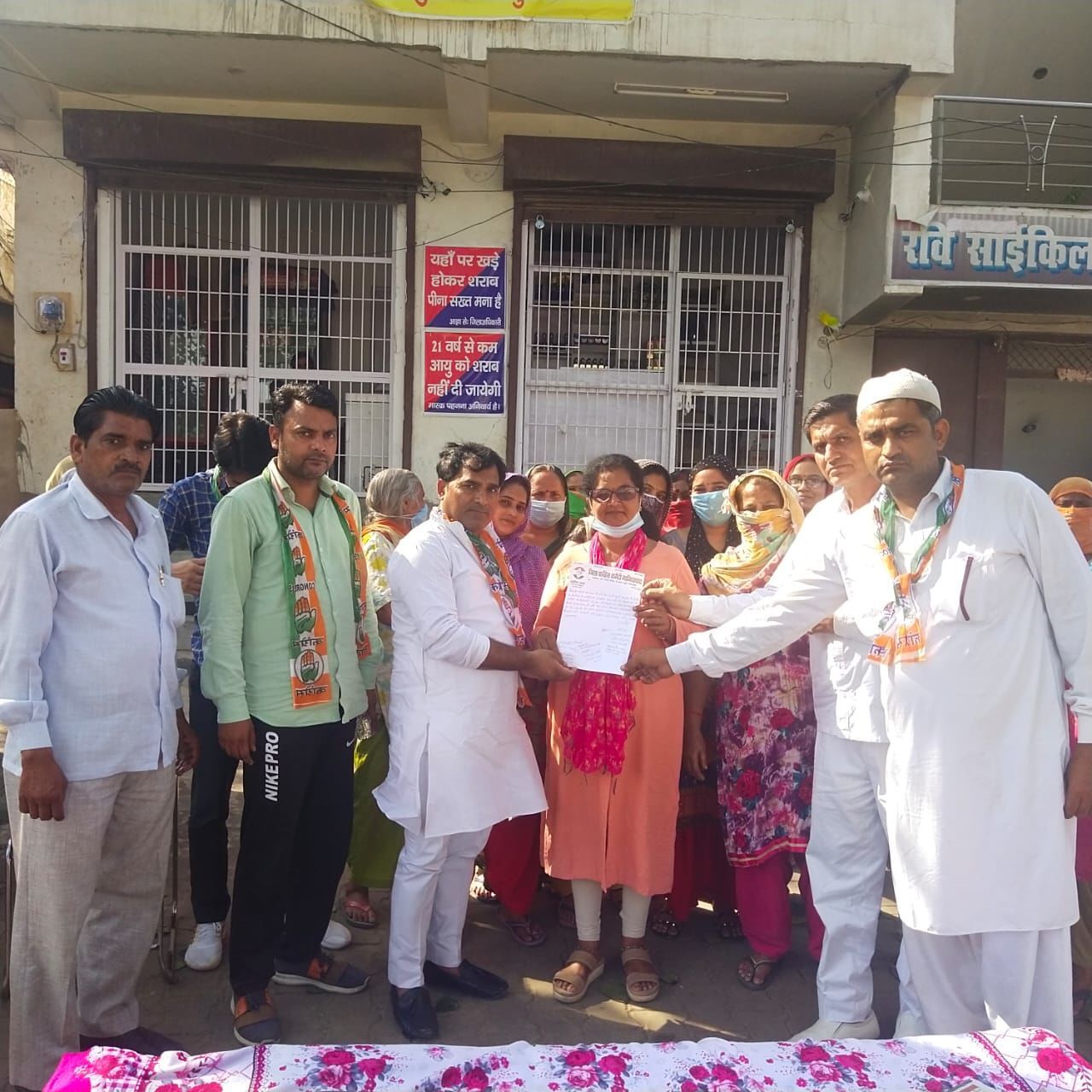 शराब ठेके के विरोध में महिलाओं का प्रदर्शन जारी, समर्थन में आई गाजियाबाद बार एसोसिएशन शराब ठेके के विरोध में महिलाओं का प्रदर्शन जारी, समर्थन में आई गाजियाबाद बार एसोसिएशन