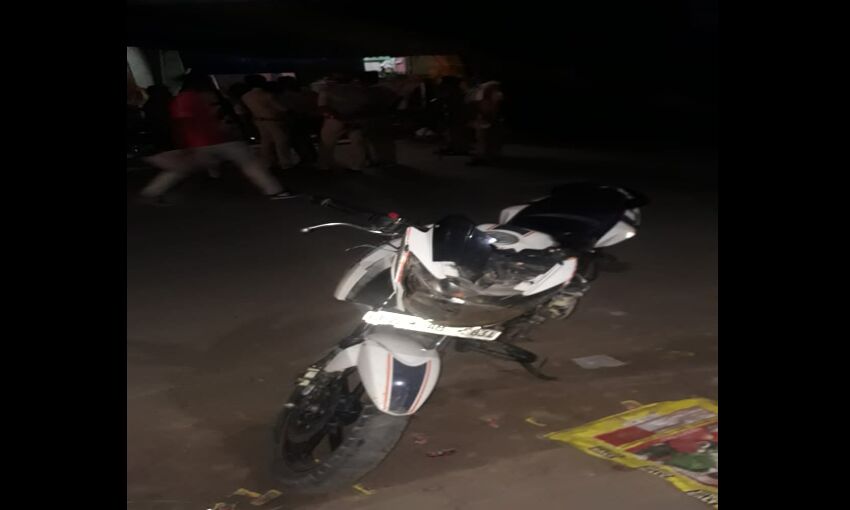 प्रयागराज के नए कप्तान को खुली चुनौती, अपाचे सवार अज्ञात बदमाशों ने सोने चांदी से भरा बैग व बाइक लूट कर फायरिंग करते हुए फरार प्रयागराज के नए कप्तान को खुली चुनौती, अपाचे सवार अज्ञात बदमाशों ने सोने चांदी से भरा बैग व बाइक लूट कर फायरिंग करते हुए फरार