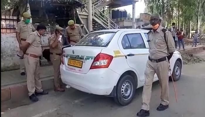 गाजियाबाद में सड़क किनारे टैक्सी में युवक का शव मिलने से फैली सनसनी गाजियाबाद में सड़क किनारे टैक्सी में युवक का शव मिलने से फैली सनसनी
