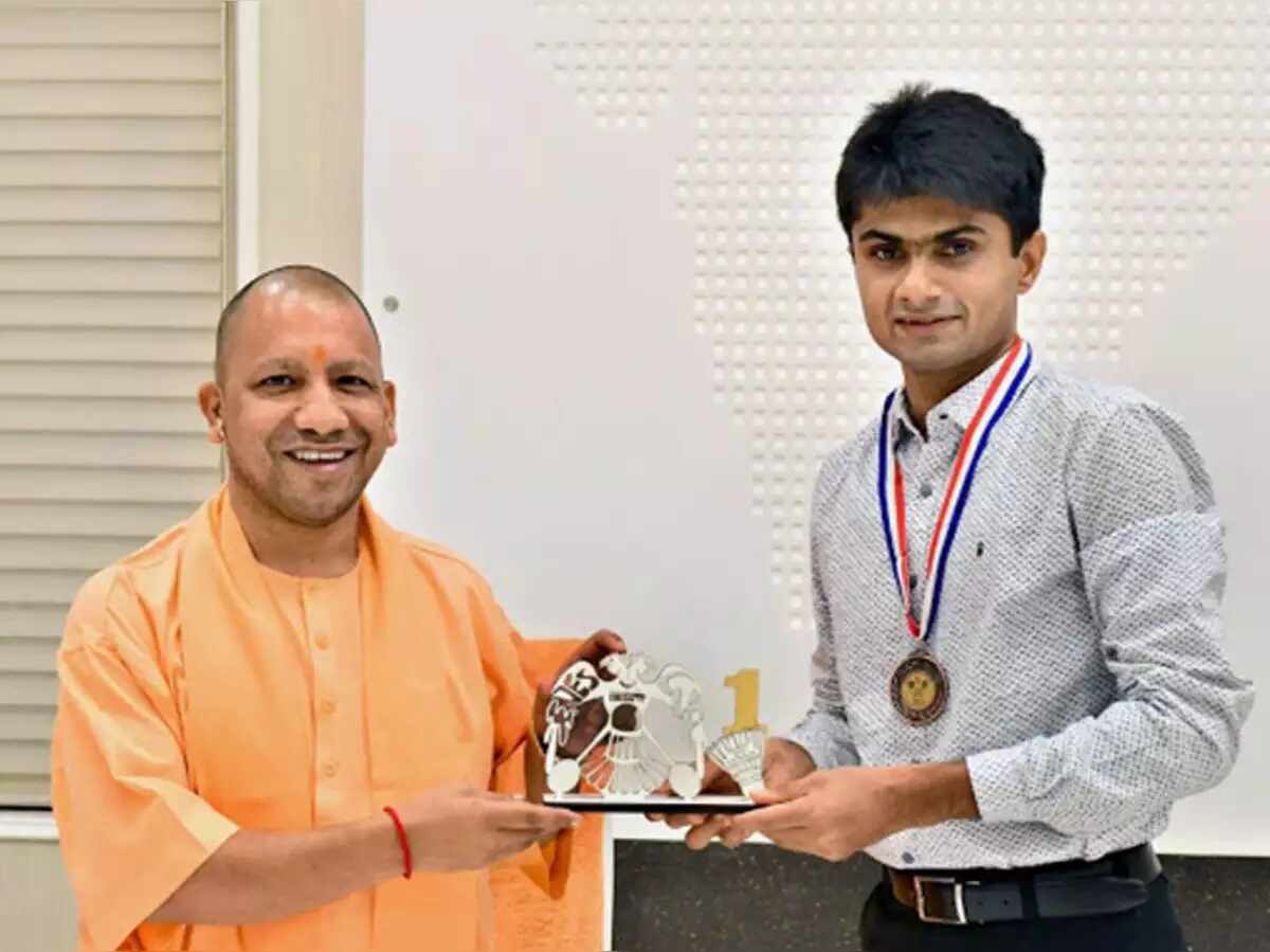 नोएडा डीएम का काबिलेतारीफ काम, ट्विटर पर मांगी गई सहायता पर डीएम सुहास एल वाई ने बचाई पत्रकार की जान नोएडा डीएम का काबिलेतारीफ काम, ट्विटर पर मांगी गई सहायता पर डीएम सुहास एल वाई ने बचाई पत्रकार की जान