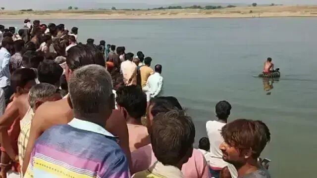 राजस्थान: चंबल नदी में 30 लोगों से भरी नाव पलटी, 20 को बचाया गया, 10 लापता राजस्थान: चंबल नदी में 30 लोगों से भरी नाव पलटी, 20 को बचाया गया, 10 लापता