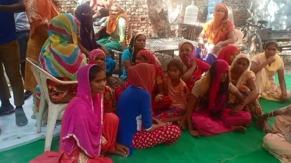नोएडा प्राधिकरण से निकाले गये सफाई कर्मचारी, आहत होकर सफाई कर्मचारी अनिल ने की, आत्महत्या मचा हडकम्प नोएडा प्राधिकरण से निकाले गये सफाई कर्मचारी, आहत होकर सफाई कर्मचारी अनिल ने की, आत्महत्या मचा हडकम्प