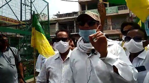 विधुत कटौती के खिलाफ प्रदर्शन करते बुन्देलखण्ड विकास सेना के पदाधिकारी विधुत कटौती के खिलाफ प्रदर्शन करते बुन्देलखण्ड विकास सेना के पदाधिकारी