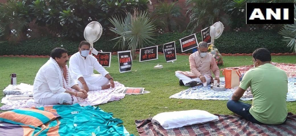 राज्यसभा से निलंबित सांसदों को जब चाय पिलाने पहुंचे राज्यसभा उप सभापति हरिवंश राज्यसभा से निलंबित सांसदों को जब चाय पिलाने पहुंचे राज्यसभा उप सभापति हरिवंश