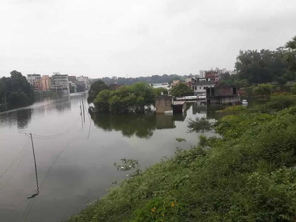 हमारे पास डाटा इतना फ्री है कि हमें अब आटा की चिंता भी नहीं सालती, और अगस्त में तो बच्चे भी मरते है