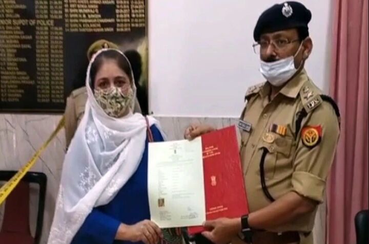 बुलंदशहर: पाकिस्तानी बेटी फाखरा को 32 साल बाद मिली भारत की नागरिकता, 1988 में हुआ था निकाह बुलंदशहर: पाकिस्तानी बेटी फाखरा को 32 साल बाद मिली भारत की नागरिकता, 1988 में हुआ था निकाह