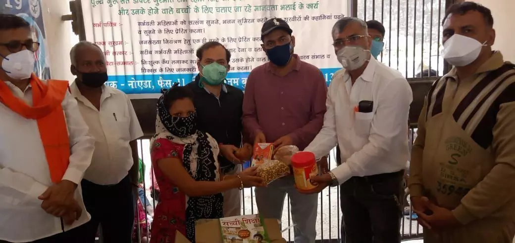 डेरा सच्चा सौदा के सेवादारो ने गर्भवती महिलाओ को बांटा राशन डेरा सच्चा सौदा के सेवादारो ने गर्भवती महिलाओ को बांटा राशन