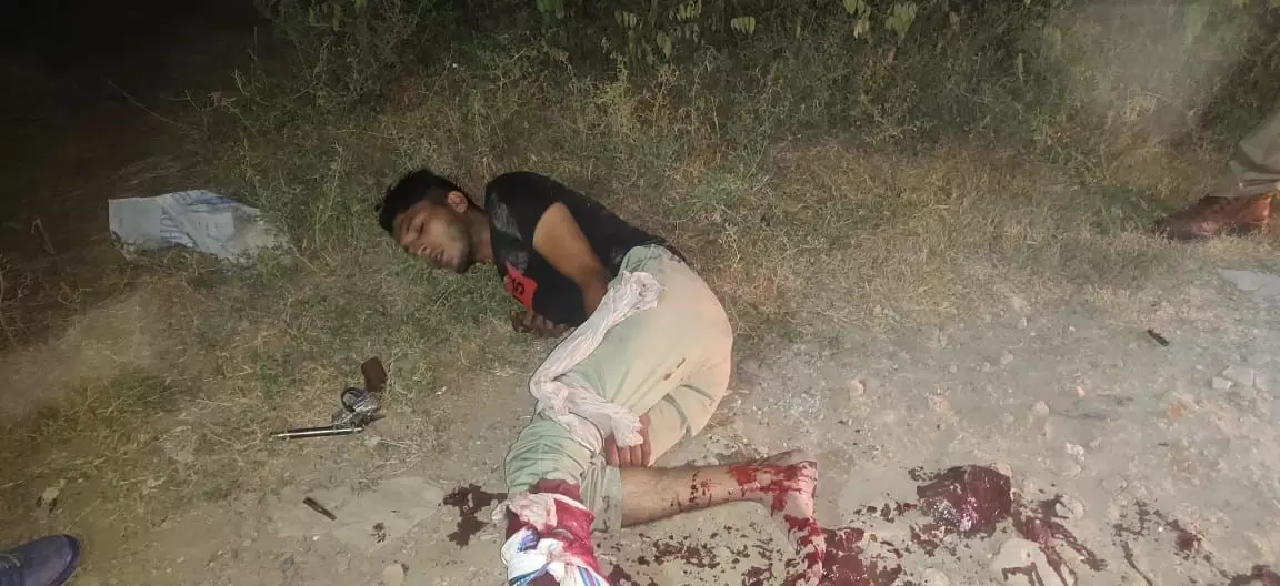 एक कुख्यात लुटेरे को थाना नॉलेज पार्क पुलिस ने मुठभेड़ के दौरान किया गिरफ्तार एक कुख्यात लुटेरे को थाना नॉलेज पार्क पुलिस ने मुठभेड़ के दौरान किया गिरफ्तार