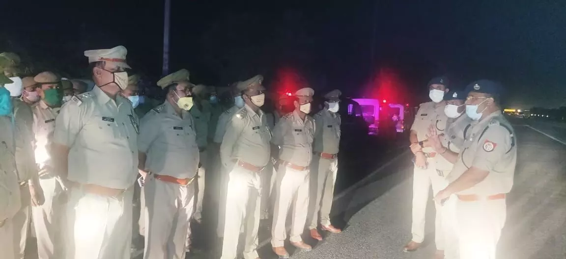 ग्रेटर नोएडा डीसीपी राजेश कुमार ने आधी रात यकायक रोड पर बुलाये जोन के सभी एसीपी, और थाना प्रभारी, सुरक्षा को लेकर दी बड़ी हिदायत ग्रेटर नोएडा डीसीपी राजेश कुमार ने आधी रात यकायक रोड पर बुलाये जोन के सभी एसीपी, और थाना प्रभारी, सुरक्षा को लेकर दी बड़ी हिदायत