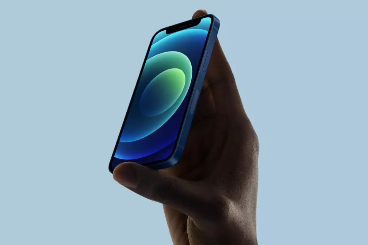 iPhone 12 mini: दुनिया का सबसे छोटा, पतला और हल्का 5G फोन, जानें कीमत और फीचर्स iPhone 12 mini: दुनिया का सबसे छोटा, पतला और हल्का 5G फोन, जानें कीमत और फीचर्स