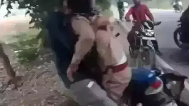 यूपी : पति ने महिला सिपाही को बीच हाईवे पर पटक कर पीटा, वीडियो वायरल यूपी : पति ने महिला सिपाही को बीच हाईवे पर पटक कर पीटा, वीडियो वायरल