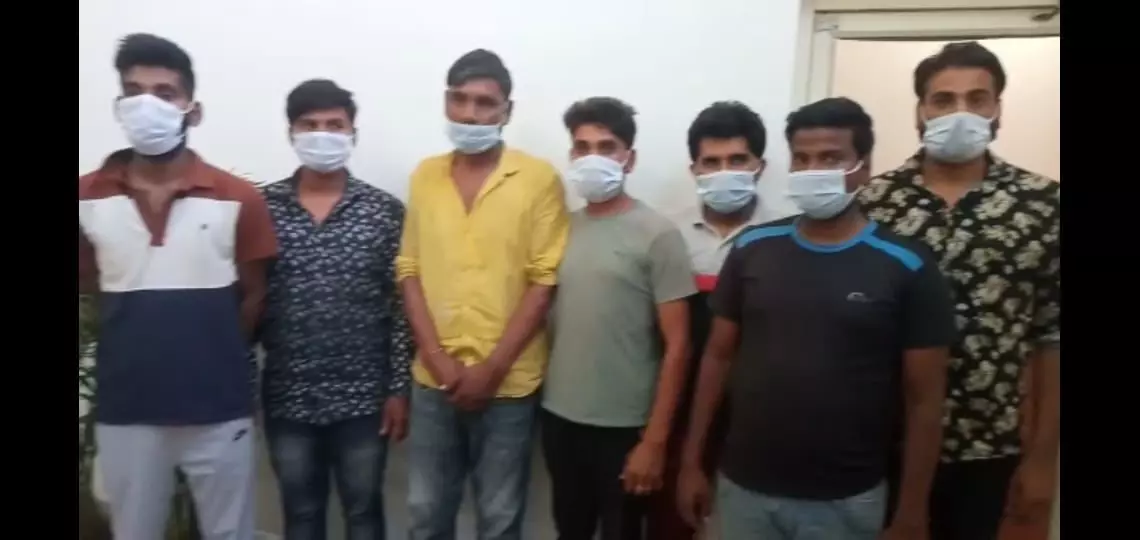 लोगों से धोखाधड़ी करने वाले एक अंतरराज्यीय गिरोह का पुलिस ने किया भंडाफोड़ लोगों से धोखाधड़ी करने वाले एक अंतरराज्यीय गिरोह का पुलिस ने किया भंडाफोड़