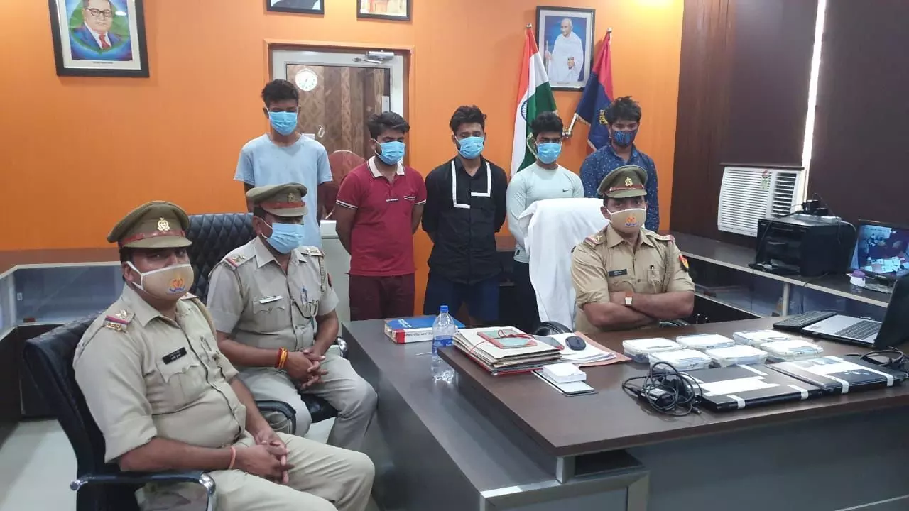 धोखाधडी करने वाले पाँच अभियुक्त को थाना नाॅलेज पार्क पुलिस ने किया गिरफ्तार धोखाधडी करने वाले पाँच अभियुक्त को थाना नाॅलेज पार्क पुलिस ने किया गिरफ्तार