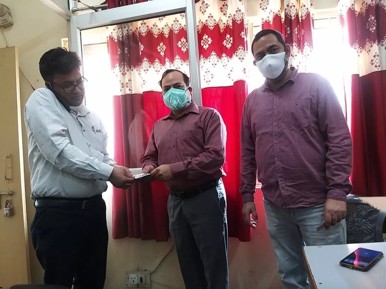 कोरोना संक्रमण को रोकने के लिए होम्योपैथिक चिकित्सा ने कलेक्ट्रेट में कर्मचारियों को दी होम्योपैथिक दवाई कोरोना संक्रमण को रोकने के लिए होम्योपैथिक चिकित्सा ने कलेक्ट्रेट में कर्मचारियों को दी होम्योपैथिक दवाई